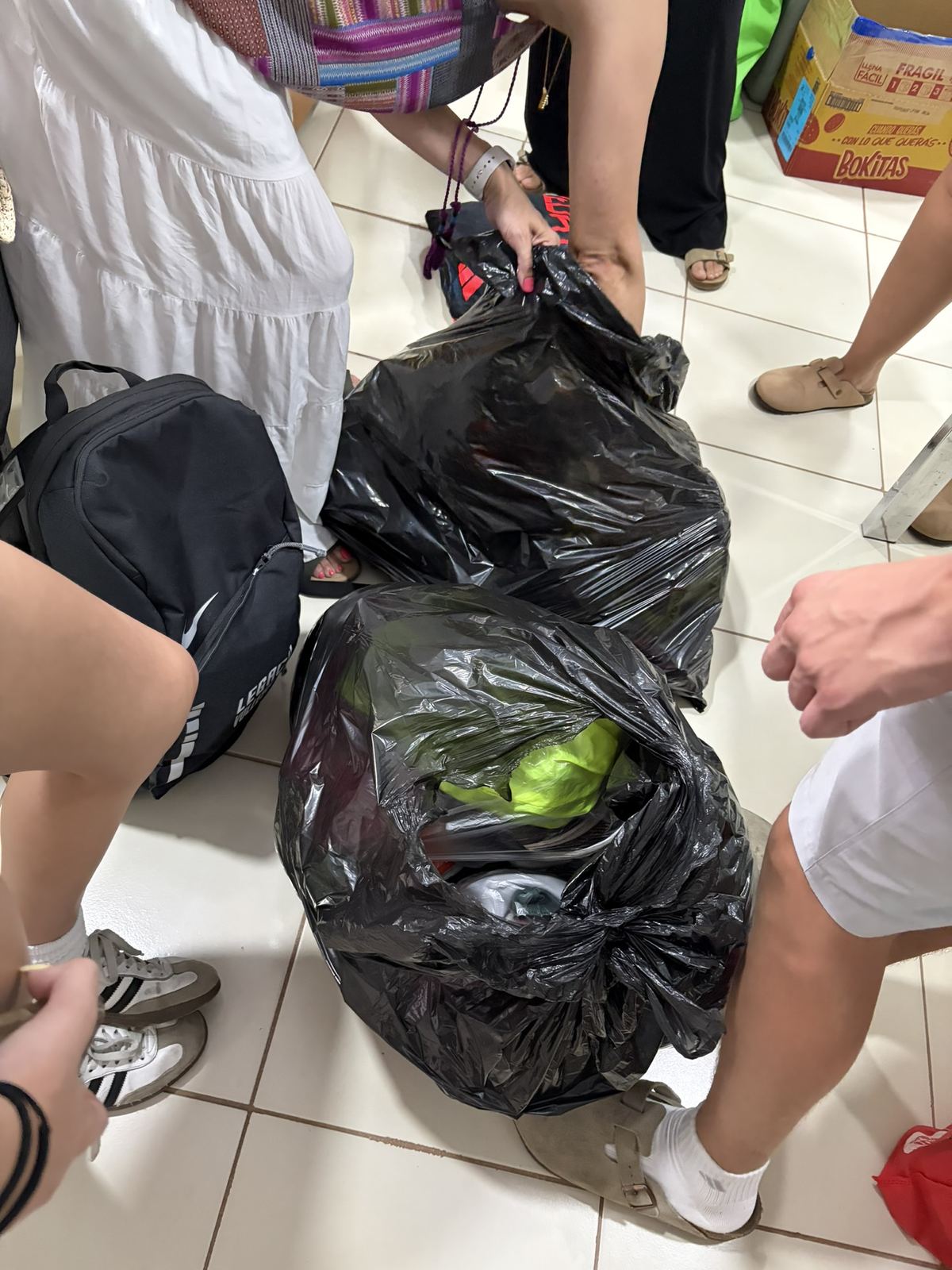 Bolsas con la equipación donada