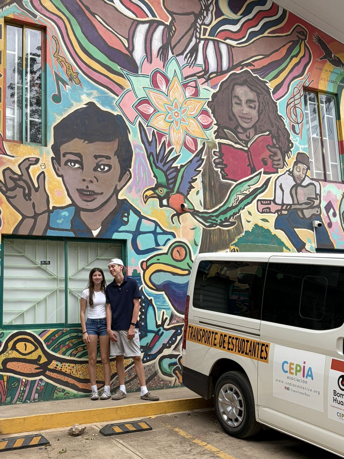 Santi y Miranda frente al mural de CEPIA